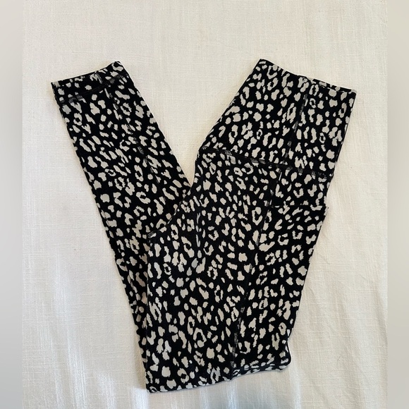 Athleta Salutation Stash Pocket II Printed 7/8 Tight Leggings Leopard Animal XXS - Picture 2 of 6